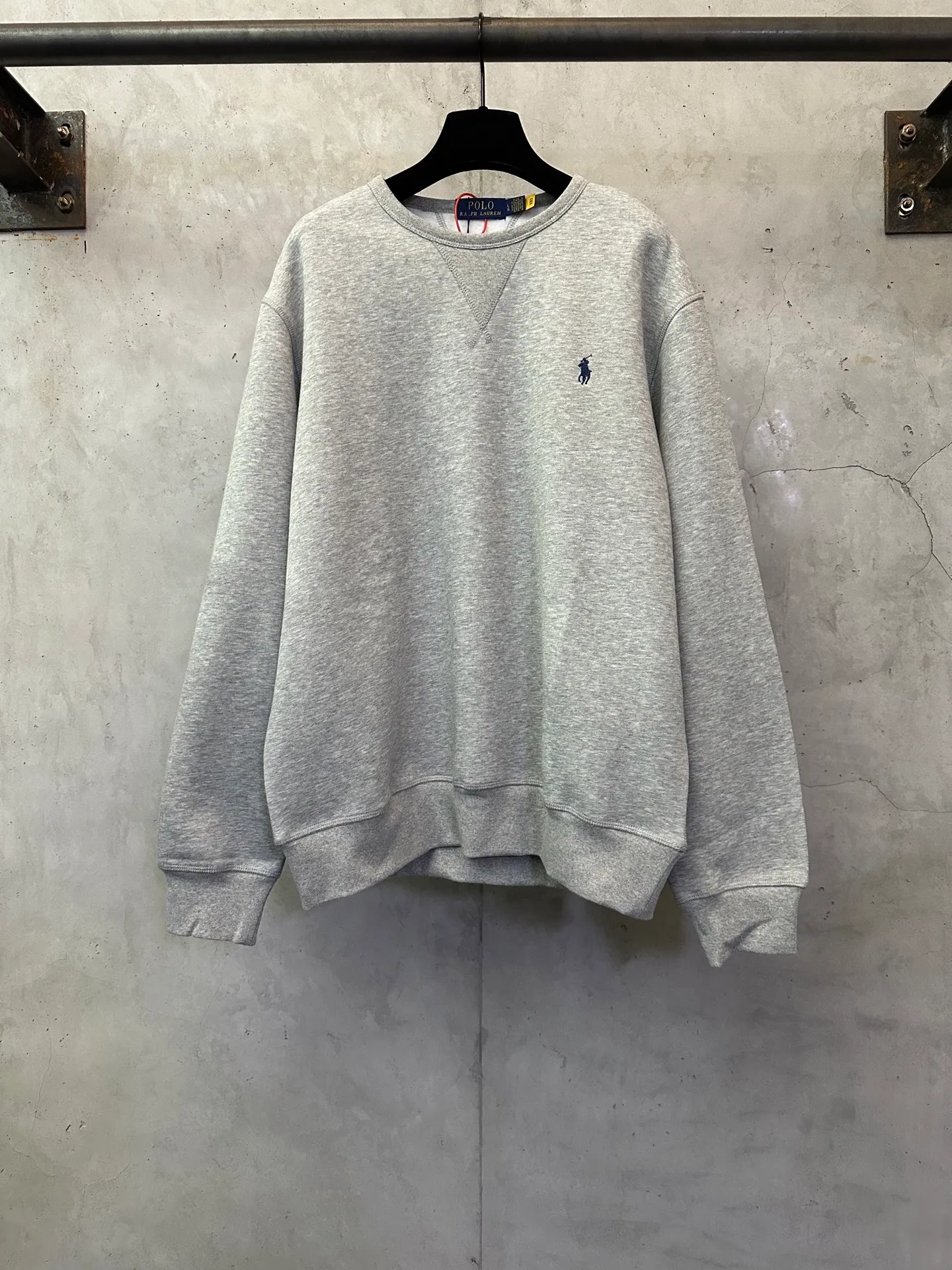 P330 Ralph Lauren logo embroidered sweatshirt. Customized cloud-like honey cotton fleece sweatshirt material. It feels delicate and comfortable against the skin. It is mainly made of deep black and is decorated with exquisite white pony logo. It is highly recognizable. Customized hardware. Thread. Accessories. Matching. Same style for men and women. -Color: Black White Blue Gray -Size: S M L XL